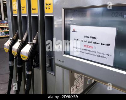 Münster, Nordrhein-Westfalen, Deutschland, Tankstelle zur Zeit der Coronakrise fordert ein Hinweis auf der Gaspumpe einer Westfälischen Tankstelle eine kontaktlose Zahlung mit einer EC-Karte, da Banknoten und Münzen Viren und Bakterien übertragen. Stockfoto