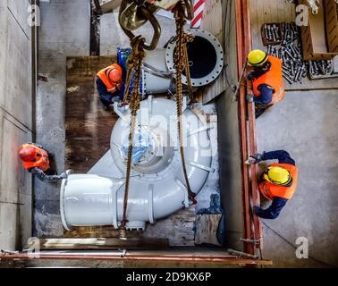 Montage der Abwasserpumpen im neuen Pumpwerk Oberhausen, Neubau der Kanalisation Emscher, Emscher-Umbau, Oberhausen, Ruhrgebiet, Nordrhein-Westfalen, Deutschland Stockfoto