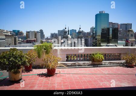 Blick vom Dach auf die Plaza de Arams im Zentrum von Santaigo de Chile. Skyline der Stadt und Kathedrale von Santiago. Chile Stockfoto