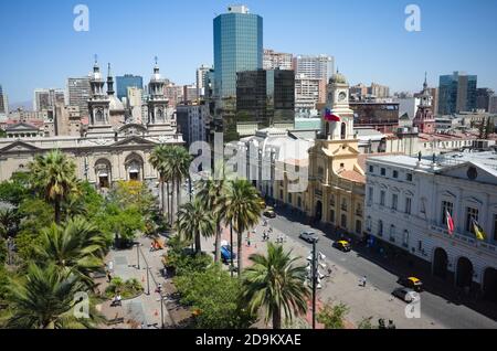 Santiago, Chile - Februar, 2020:Blick auf die Plaza de Armas Hauptplatz der Stadt Santiago de Chile bei sonnigem Tag von der Dachterrasse. Santiago Metropolitan Cathedr Stockfoto