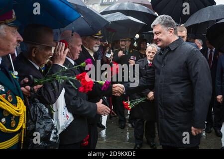 KIEW, UKRAINE - 22. Jun 2015: Präsident der Ukraine Petro Poroschenko, schüttelt die Hände mit Veteranen im Park of Glory in Kiew Stockfoto