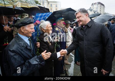 KIEW, UKRAINE - 22. Jun 2015: Präsident der Ukraine Petro Poroschenko, schüttelt die Hände mit Veteranen im Park of Glory in Kiew Stockfoto