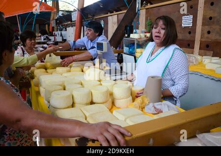 Osorno, Chile - Februar 2020: Frau verkauft lokalen Käse in Rädern auf dem Straßenmarkt in Osorno Stockfoto