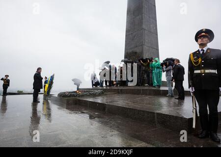 KIEW, UKRAINE - 22. Jun 2015: Präsident der Ukraine Petro Poroschenko am Grab des unbekannten Soldaten im Park des Ruhmes in Kiew Stockfoto