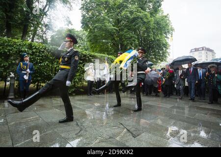 KIEW, UKRAINE - 22. Jun 2015: Ehrenwache im Park der Herrlichkeit bei der Zeremonie der Blumenverlegung des Grabes des unbekannten Soldaten im Park der Herrlichkeit in Kiew Stockfoto