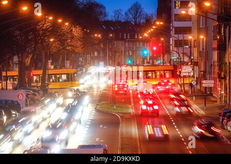 Rush Hour Verkehr in der Umweltzone auf der Bundesstraße B 224 Alfredstraße in Rüttenscheid, Essen, Ruhrgebiet, Nordrhein-Westfalen, Deutschland