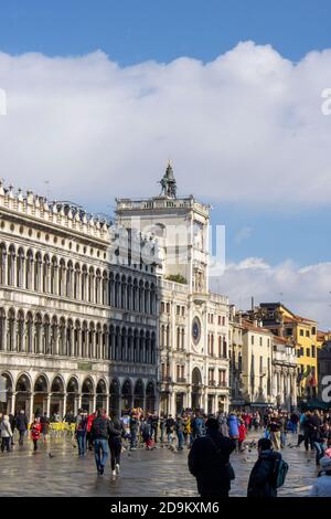 Venedig, Italien. Turm mit astronomischer Uhr und Löwenstatue Stockfoto