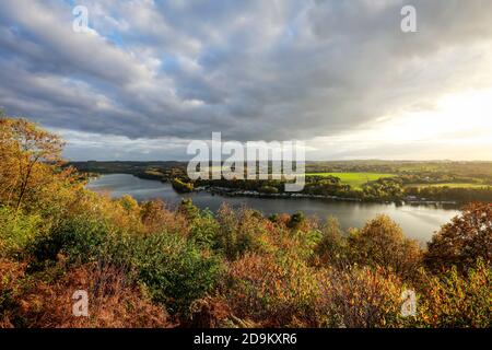 Essen, Nordrhein-Westfalen, Ruhrgebiet, Deutschland, die Korte-Klippe ist ein Aussichtspunkt auf dem BaldeneySteig-Wanderweg am Baldeney-See. Stockfoto