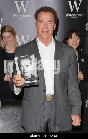 Arnold Schwarzenegger signiert Kopien seiner neuen Autobiographie 'Total Recall' in Waterstone's Piccadilly in London. 15. Oktober 2012 © Paul Treadway Stockfoto