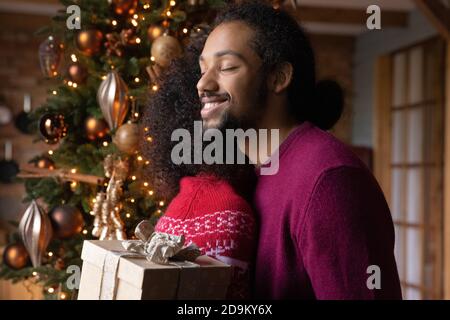 Nahaufnahme afroamerikanischen Mann danken Frau für Weihnachtsgeschenk Stockfoto