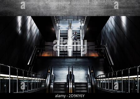 Unterirdische Treppe mit einer Frau im Licht Stockfoto