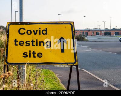 Schilder an einem COVID-19 Testzentrum, das auf dem Parkplatz des Consett AFC Fußballvereins in Consett, County Durham, Großbritannien, eingerichtet wurde Stockfoto