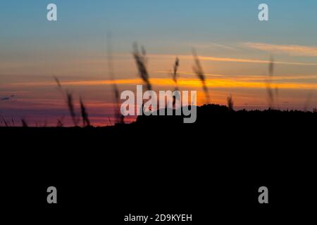 Silhouetten, Sonnenuntergang und Schatten, ein stimmungsvolles Farbenspiel an der Nordsee Stockfoto