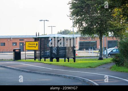 Schilder an einem COVID-19 Testzentrum, das auf dem Parkplatz des Consett AFC Fußballvereins in Consett, County Durham, Großbritannien, eingerichtet wurde Stockfoto