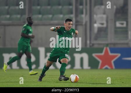 RAZGRAD, BULGARIEN - 05. NOVEMBER: Claudiu Keseru von Ludogorets im Einsatz gegen Plamen Iliev von Ludogorets während des UEFA Europa League Gruppe J Etappenspiel zwischen PFC Ludogorets Razgrad und Tottenham Hotspur in der Ludogorets Arena am 5. November 2020 in Razgrad, Bulgarien. (Foto von Alex Nicodim/MB Media) Stockfoto