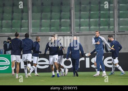 RAZGRAD, BULGARIEN - NOVEMBER 05: Harry Winks und Harry Kane von Tottenham während des Aufwärmparks vor dem Spiel während des UEFA Europa League Gruppe J Etappenspiels zwischen PFC Ludogorets Razgrad und Tottenham Hotspur in der Ludogorets Arena am 5. November 2020 in Razgrad, Bulgarien. (Foto von Alex Nicodim/MB Media) Stockfoto