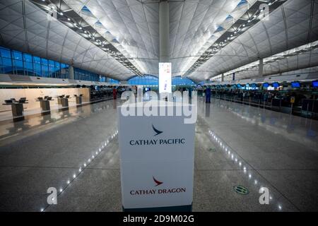 Hongkong, China. Okt. 2020. Ein Zeichen der Hongkonger Fluggesellschaften Cathay Pacific und Cathay Dragon wurde im Terminal des Hong Kong International Airport ausgestellt.Cathay Pacific eine Hongkonger Airline-Gruppe hat kürzlich eine Unternehmensumstrukturierung als Reaktion auf die Wirtschaftskrise COVID-19 angekündigt, die 8,500 Arbeitsplätze verringern und ihre regionale Fluggesellschaft schließen wird Cathay Dragon. Quelle: Geovien so/SOPA Images/ZUMA Wire/Alamy Live News Stockfoto