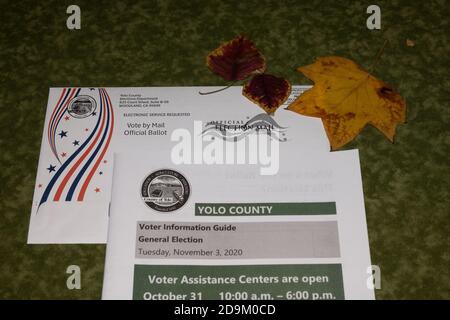 Davis, Kalifornien, USA, 7. Oktober 2020. Die offiziellen Stimmzettel und der Wählerführer des Landkreises Yolo sind zur Abstimmung per Post eingetroffen Stockfoto