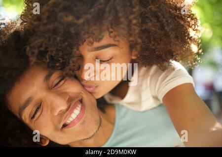 Nahaufnahme Porträt glücklich junge liebende afroamerikanische Paar Stockfoto