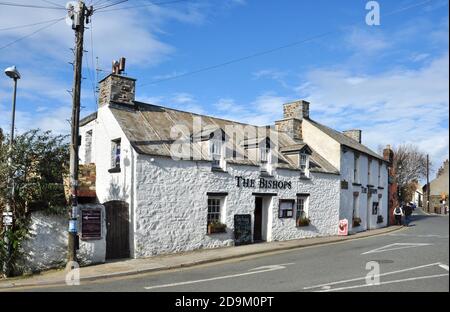 The Bishops Public House, Cross Square an der Ecke Goat Street, St. David's, Pembrokeshire, Wales, Großbritannien Stockfoto