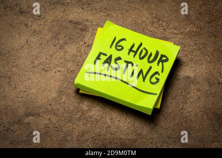 16-Stunden-Fastenerinnerung auf braunem Rindenpapier, gesunder Lebensstil, intermittierendes Fasten, Diät und Gewichtsverlust, zeitlich begrenztes Essen, d Stockfoto