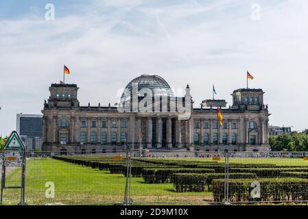 BERLIN, DEUTSCHLAND - 28. Jul 2019: Berlin, Deutschland - 28. Juli 2019: Das berühmte Reichstagsgebäude, Sitz des Deutschen Bundestages Stockfoto