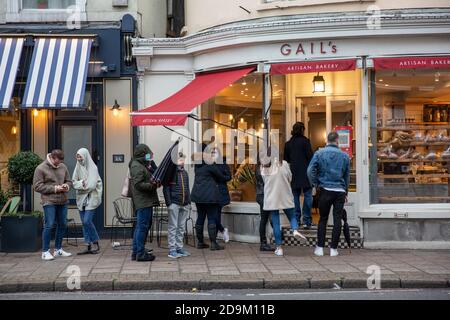 Vor Gails Bäckerei in Wimbledon Village entstehen Schlangen während des Countdowns bis zur zweiten Coronavirus-Sperre im November 2020 in England Stockfoto