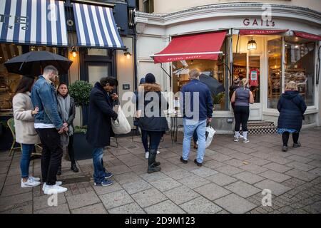 Vor Gails Bäckerei in Wimbledon Village entstehen Schlangen während des Countdowns bis zur zweiten Coronavirus-Sperre im November 2020 in England Stockfoto