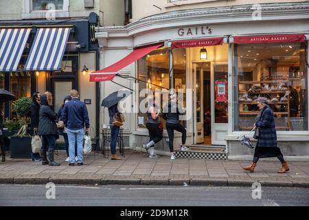 Vor Gails Bäckerei in Wimbledon Village entstehen Schlangen während des Countdowns bis zur zweiten Coronavirus-Sperre im November 2020 in England Stockfoto