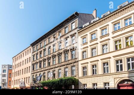 BERLIN, DEUTSCHLAND - 28. Jul 2019: Berlin, Deutschland - 28. Juli 2019: Verlassene und besetzte Gebäude mit anarchistischen Spruchbändern Stockfoto
