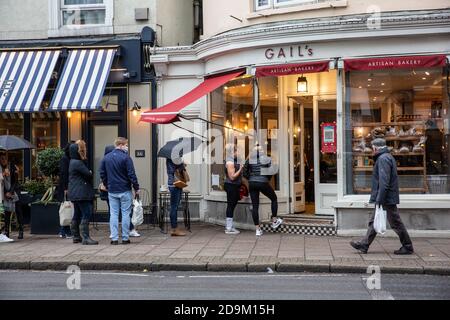 Vor Gails Bäckerei in Wimbledon Village entstehen Schlangen während des Countdowns bis zur zweiten Coronavirus-Sperre im November 2020 in England Stockfoto