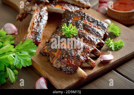 Würzig heiß gegrillte Spare Ribs auf Schneidebrett. Leckeres grillfleisch Stockfoto