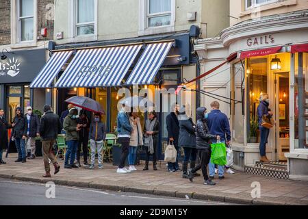 Vor Gails Bäckerei in Wimbledon Village entstehen Schlangen während des Countdowns bis zur zweiten Coronavirus-Sperre im November 2020 in England Stockfoto