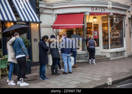 Vor Gails Bäckerei in Wimbledon Village entstehen Schlangen während des Countdowns bis zur zweiten Coronavirus-Sperre im November 2020 in England Stockfoto