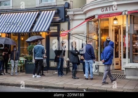 Vor Gails Bäckerei in Wimbledon Village entstehen Schlangen während des Countdowns bis zur zweiten Coronavirus-Sperre im November 2020 in England Stockfoto