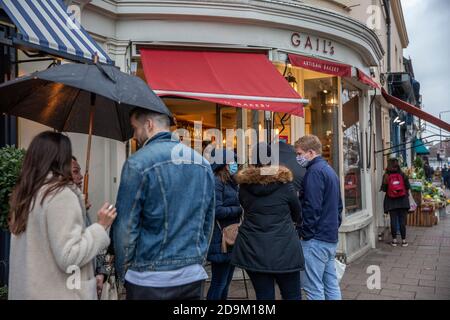 Vor Gails Bäckerei in Wimbledon Village entstehen Schlangen während des Countdowns bis zur zweiten Coronavirus-Sperre im November 2020 in England Stockfoto