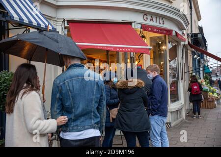 Vor Gails Bäckerei in Wimbledon Village entstehen Schlangen während des Countdowns bis zur zweiten Coronavirus-Sperre im November 2020 in England Stockfoto