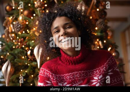 Kopfaufnahme Porträt überglücklich afroamerikanische Frau lachend, Weihnachten zu feiern Stockfoto