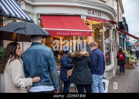 Vor Gails Bäckerei in Wimbledon Village entstehen Schlangen während des Countdowns bis zur zweiten Coronavirus-Sperre im November 2020 in England Stockfoto