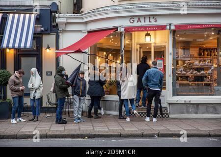 Vor Gails Bäckerei in Wimbledon Village entstehen Schlangen während des Countdowns bis zur zweiten Coronavirus-Sperre im November 2020 in England Stockfoto