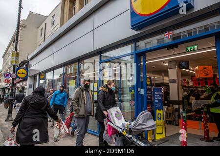 Warteschlangen von Käufern vor einem LIDL-Supermarkt in Holloway, North London, am Wochenende vor November Coronavirus Sperrbeschränkungen, England, Großbritannien Stockfoto