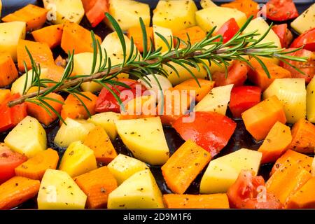 Rohe Kartoffeln, Karotten und Tomaten, die im Ofen gekocht werden können Stockfoto