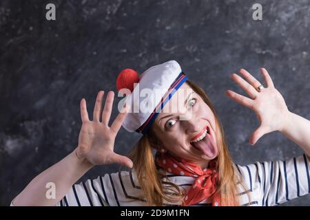 Schöne Dame im mittleren Alter mit Spaß in Matrosen Anzug emotional studio-Porträt Stockfoto