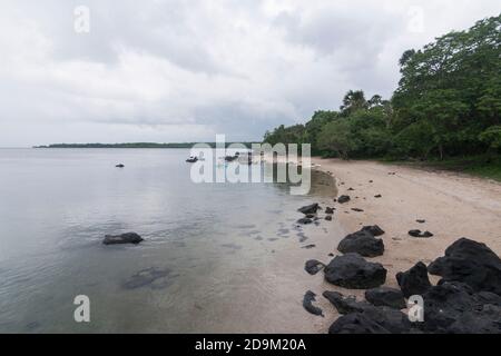 Bama Beach ist eines der touristischen Ziele in Baluran Nationalpark, Situbondo, Ost-Java, Indonesien. Stockfoto