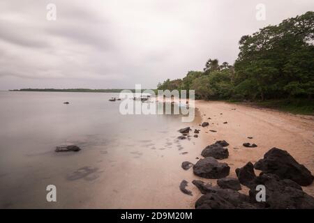 Bama Beach ist eines der touristischen Ziele in Baluran Nationalpark, Situbondo, Ost-Java, Indonesien. Stockfoto