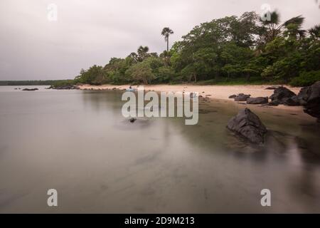 Bama Beach ist eines der touristischen Ziele in Baluran Nationalpark, Situbondo, Ost-Java, Indonesien. Stockfoto