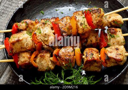 Vorspeise Hähnchen Kebab mit Paprika in der Pfanne Stockfoto