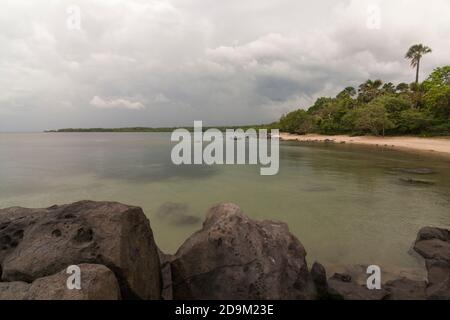 Bama Beach ist eines der touristischen Ziele in Baluran Nationalpark, Situbondo, Ost-Java, Indonesien. Stockfoto