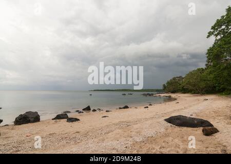 Bama Beach ist eines der touristischen Ziele in Baluran Nationalpark, Situbondo, Ost-Java, Indonesien. Stockfoto