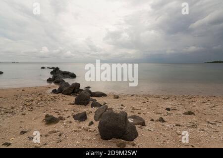 Bama Beach ist eines der touristischen Ziele in Baluran Nationalpark, Situbondo, Ost-Java, Indonesien. Stockfoto